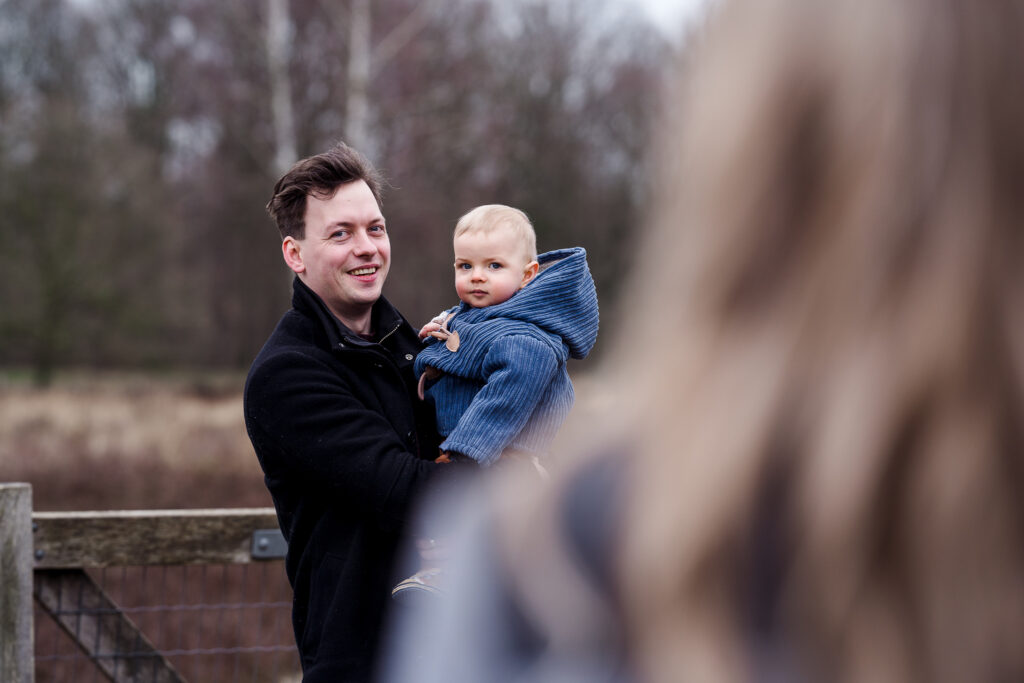 Fotoshoot in de natuur, Deventer, jong gezinnetje met de baby op de foto, gezinsfotoshoot Apeldoorn, koppelfotoshoot