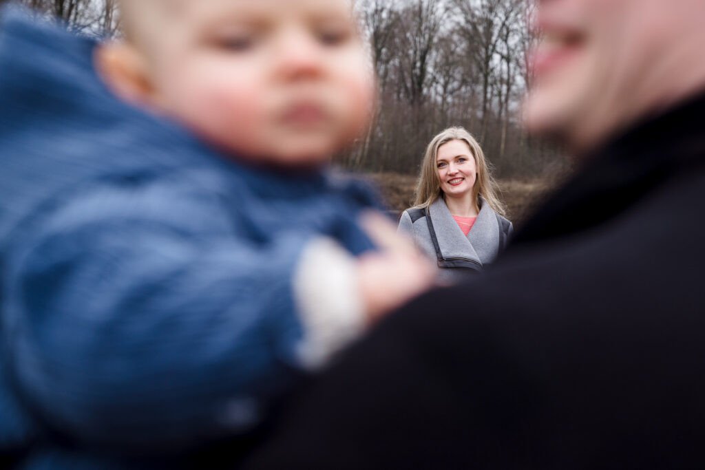 Fotoshoot in de natuur, Deventer, jong gezinnetje met de baby op de foto, gezinsfotoshoot Apeldoorn, koppelfotoshoot
