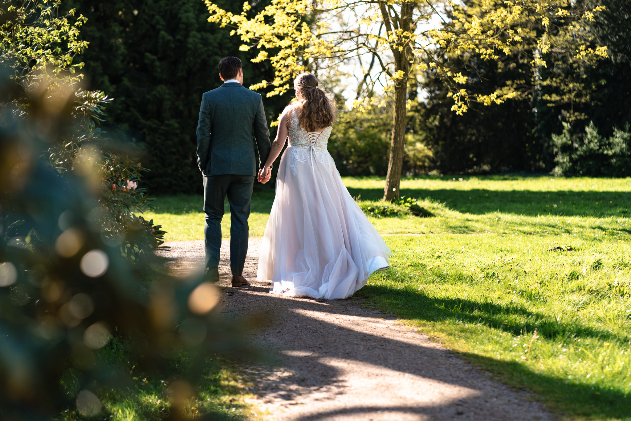 Bruidspaar aan het wandelen tijdens gouden uurtje, fotoshoot op locatie